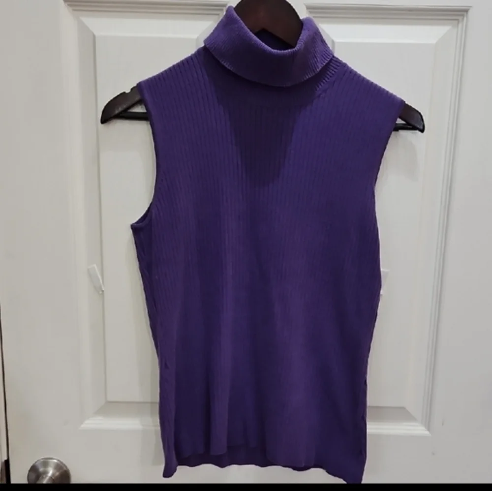 Chicos Purple Silk Blend Sleeveless Ribbed Knit Womens Turtleneck Sz 1 (M)